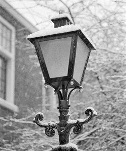 855674 Afbeelding van een klassieke lantaarn in de besneeuwde kruisgang van de Mariakerk te Utrecht.